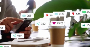 Kafkasyalı iş adamının akıllı telefon kullanarak üzerinde numaraları olan sosyal medya simgeleri. Küresel iletişim, sosyal medya, bağlantılar ve dijital arayüz konsepti dijital olarak oluşturulmuş görüntü.