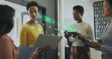 Klavye ve diyagramların farklı meslekdaşların iş tartışmalarındaki görüntüsü. İş, teknoloji ve dijital arayüz kavramı dijital olarak oluşturuldu.