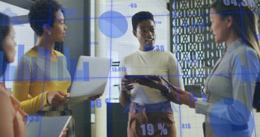 Ofisteki çeşitli iş adamlarıyla ilgili finansal veri işleme resmi. Küresel finans, iş, bağlantılar, hesaplama ve veri işleme kavramı dijital olarak oluşturuldu.