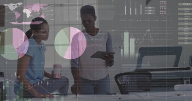 Veri işleme ve çeşitli kadın meslektaşların ofiste konuştuğu diyagramlar. İş, teknoloji ve dijital arayüz kavramı dijital olarak oluşturuldu.