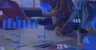 Ofisteki çeşitli iş adamlarıyla ilgili finansal veri işleme resmi. Küresel finans, iş, bağlantılar, hesaplama ve veri işleme kavramı dijital olarak oluşturuldu.