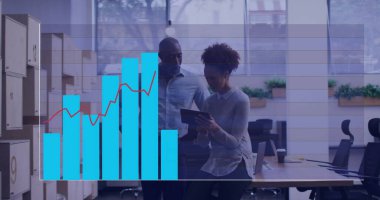 Muhtelif iş adamlarının ofiste tartıştıkları bar ve çizgi grafikleri. takım çalışması, işbirliği, analitik, veri, istatistik, büyüme