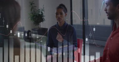 Veri işleme ve çeşitli meslektaşların ofiste konuştuğu diyagramların görüntüsü. İş, teknoloji ve dijital arayüz kavramı dijital olarak oluşturuldu.