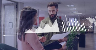 Ofiste iş tartışması yapan çeşitli meslektaşların mali veri işleme görüntüsü. Küresel iş, finans ve dijital arayüz kavramı dijital olarak oluşturulmuş görüntü.