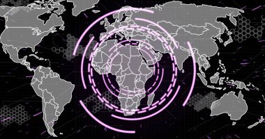 Karanlık arka plandaki dünya haritası üzerinde dijital veri işleme ve kapsam resmi. Dijital olarak oluşturulmuş küresel bağlantılar, hesaplama ve veri işleme kavramı.