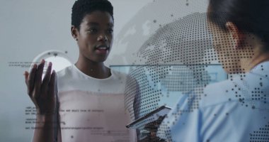 Veri işleme ve küreye dair görüntüler, çeşitli kadın meslektaşların ofiste çalışmaları tartışması üzerine. İş, teknoloji ve dijital arayüz kavramı dijital olarak oluşturuldu.