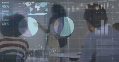 Toplantıda çeşitli meslektaşların veri işleme ve diyagramlarının görüntüsü. İş, teknoloji ve dijital arayüz kavramı dijital olarak oluşturuldu.