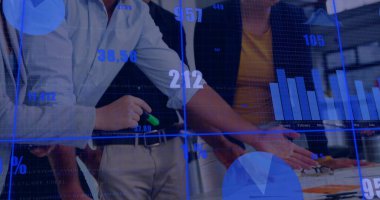 Ofisteki çeşitli iş adamlarıyla ilgili finansal veri işleme resmi. Küresel finans, iş, bağlantılar, hesaplama ve veri işleme kavramı dijital olarak oluşturuldu.