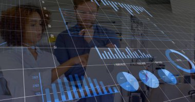 Çeşitli iş adamlarının iş görüşmeleri üzerine veri işleme ve diyagramların görüntüsü. İş, teknoloji ve dijital arayüz kavramı dijital olarak oluşturuldu.