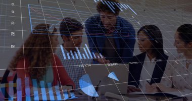 Çeşitli iş adamlarının iş görüşmeleri üzerine veri işleme ve diyagramların görüntüsü. İş, teknoloji ve dijital arayüz kavramı dijital olarak oluşturuldu.