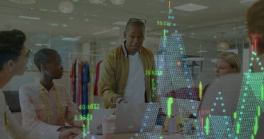 Veri işleme ve çeşitli meslektaşların ofiste konuştuğu diyagramların görüntüsü. İş, teknoloji ve dijital arayüz kavramı dijital olarak oluşturuldu.