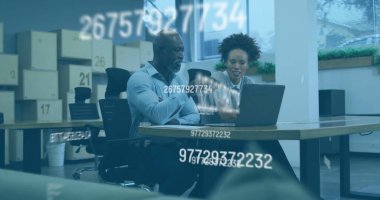 İş adamları dizüstü bilgisayarda yüzen numaralar görüntüsünü tartışıyor. teknoloji, işbirliği, toplantı, takım çalışması, yenilik, veri