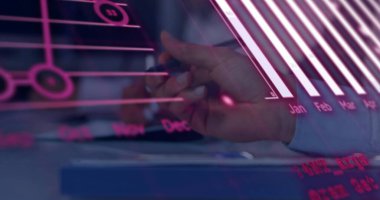 Çeşitli iş adamlarının yazıları üzerinde finansal veri işleme resmi. Küresel finans, iş, bağlantılar, hesaplama ve veri işleme kavramı dijital olarak oluşturuldu.