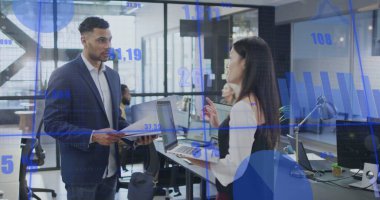 Çeşitli meslekdaşların iş tartışmalarına ilişkin veri işleme ve diyagramlarının resmi. İş, teknoloji ve dijital arayüz kavramı dijital olarak oluşturuldu.