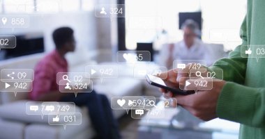 Akıllı telefon kullanan Kafkasyalı iş kadınının üzerinde numaraları olan sosyal medya simgeleri. Küresel iletişim, sosyal medya, bağlantılar ve dijital arayüz konsepti dijital olarak oluşturulmuş görüntü.