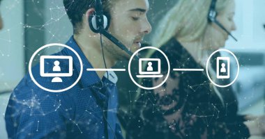 Telefon kulaklığı kullanan farklı iş adamlarının ikonlarıyla olan bağlantıları. Küresel finans, iş, bağlantılar, hesaplama ve veri işleme kavramı dijital olarak oluşturuldu.