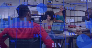 Ekonomik veri görüntüsü eşleşmesi ile birlikte çalışan iş ekibi. Takım çalışması, işbirliği, finans, teknoloji, toplantı, beyin fırtınası