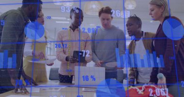 Ofiste iş tartışması yapan çeşitli meslektaşların mali veri işleme görüntüsü. Küresel iş, finans ve dijital arayüz kavramı dijital olarak oluşturulmuş görüntü.