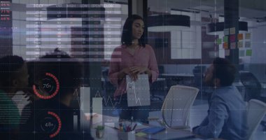 Veri işleme ve çeşitli meslektaşların ofiste konuştuğu diyagramların görüntüsü. İş, teknoloji ve dijital arayüz kavramı dijital olarak oluşturuldu.