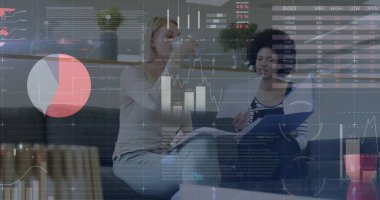 Veri işleme ve çeşitli kadın meslektaşların ofiste konuştuğu diyagramlar. İş, teknoloji ve dijital arayüz kavramı dijital olarak oluşturuldu.