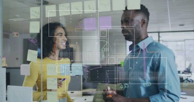 Ofiste iş tartışan çeşitli meslektaşların veri işleme görüntüsü. İş, teknoloji ve dijital arayüz kavramı dijital olarak oluşturuldu.