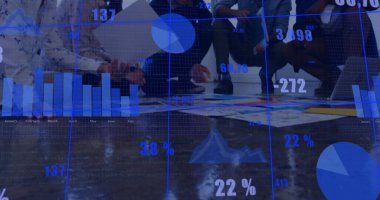 Ofisteki çeşitli iş adamlarıyla ilgili finansal veri işleme resmi. Küresel finans, iş, bağlantılar, hesaplama ve veri işleme kavramı dijital olarak oluşturuldu.