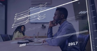 Ofisteki çeşitli iş adamlarıyla ilgili finansal veri işleme resmi. Küresel finans, iş, bağlantılar, hesaplama ve veri işleme kavramı dijital olarak oluşturuldu.