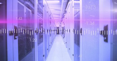 Bilgisayar sunucuları üzerinden dijital veri işleme resmi. Dijital olarak oluşturulmuş küresel bağlantılar, hesaplama ve veri işleme kavramı.