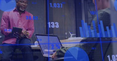 Ofiste iş tartışması yapan çeşitli meslektaşların mali veri işleme görüntüsü. Küresel iş, finans ve dijital arayüz kavramı dijital olarak oluşturulmuş görüntü.