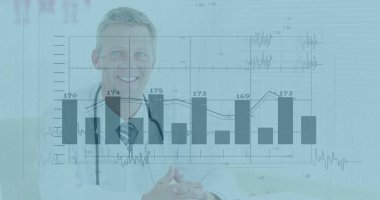 Steteskoplu beyaz önlüklü bir doktorun tıbbi veri analizi görüntüsü. Sağlık, tıp, teknoloji, yenilik, araştırma, laboratuvar önlüğü