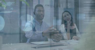 Ofisteki çeşitli iş adamlarıyla ilgili finansal veri işleme resmi. Küresel finans, iş, bağlantılar, hesaplama ve veri işleme kavramı dijital olarak oluşturuldu.