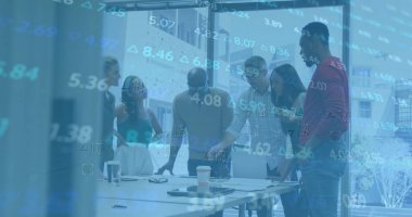 Ofisteki çeşitli iş adamlarıyla ilgili finansal veri işleme resmi. Küresel finans, iş, bağlantılar, hesaplama ve veri işleme kavramı dijital olarak oluşturuldu.