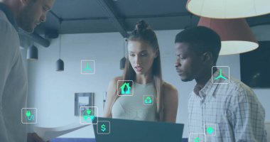 Farklı meslekdaşların ofiste iş görüşmesi üzerine ekoloji simgeleri. Küresel iş ve dijital arayüz kavramı dijital olarak oluşturulmuş görüntü.