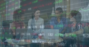 Ofisteki çeşitli iş adamlarıyla ilgili finansal veri işleme resmi. Küresel finans, iş, bağlantılar, hesaplama ve veri işleme kavramı dijital olarak oluşturuldu.