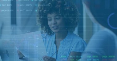 Ofisteki çeşitli iş adamlarıyla ilgili finansal veri işleme resmi. Küresel finans, iş, bağlantılar, hesaplama ve veri işleme kavramı dijital olarak oluşturuldu.