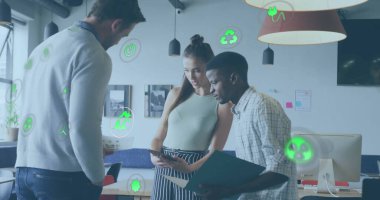 Farklı meslekdaşların ofiste iş görüşmesi üzerine ekoloji simgeleri. Küresel iş ve dijital arayüz kavramı dijital olarak oluşturulmuş görüntü.