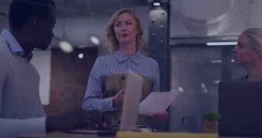 Ofisteki çeşitli iş adamlarıyla ilgili finansal veri işleme resmi. Küresel finans, iş, bağlantılar, hesaplama ve veri işleme kavramı dijital olarak oluşturuldu.