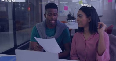 Ofisteki çeşitli iş adamlarıyla ilgili finansal veri işleme resmi. Küresel finans, iş, bağlantılar, hesaplama ve veri işleme kavramı dijital olarak oluşturuldu.