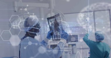 Hastanedeki çeşitli cerrahlar yerine moleküller ve beyinlerle veri işleme görüntüsü. Küresel tıp, bilim, bilgisayar ve dijital arayüz kavramı dijital olarak oluşturulmuş görüntü.