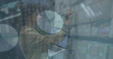 Ofisteki çeşitli iş adamlarıyla ilgili finansal veri işleme resmi. Küresel finans, iş, bağlantılar, hesaplama ve veri işleme kavramı dijital olarak oluşturuldu.