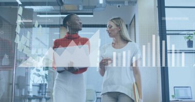 Ofisteki çeşitli iş adamlarıyla ilgili finansal veri işleme resmi. Küresel finans, iş, bağlantılar, hesaplama ve veri işleme kavramı dijital olarak oluşturuldu.