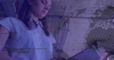 Ofiste tablet kullanan beyaz iş kadınının dünya ve veri işleme görüntüsü. Küresel finans, iş, bağlantılar, hesaplama ve veri işleme kavramı dijital olarak oluşturuldu.