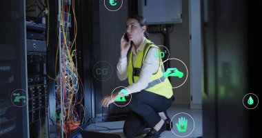 Kafkasyalı iş kadınının bilgisayar sunucularıyla ekolojik ikonlar ve veri işleme görüntüsü. Küresel çevre, bağlantılar, hesaplama ve veri işleme kavramı dijital olarak oluşturulmuş resim.