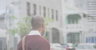 Afrika kökenli Amerikalı bir adamın şehirde bisikletle dolaşmasının şema ve veri işleme görüntüsü. İş, teknoloji ve dijital arayüz kavramı dijital olarak oluşturuldu.