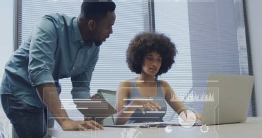 Ofisteki çeşitli iş adamlarının dijital veri işleme görüntüsü. Küresel finans, iş, bağlantılar, hesaplama ve veri işleme kavramı dijital olarak oluşturuldu.