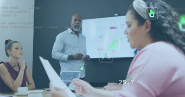 Ekoloji ikonları ve çeşitli meslektaşların ofiste iş görüşmesi üzerine veri işleme resimleri. Küresel iş ve dijital arayüz kavramı dijital olarak oluşturulmuş görüntü.