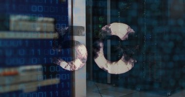 Bilgisayar sunucuları üzerinde 5G metin, ikili kodlama ve veri işleme resmi. Dijital olarak oluşturulmuş küresel bağlantılar, hesaplama ve veri işleme kavramı.