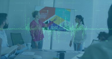 Ofisteki çeşitli iş adamlarıyla ilgili finansal veri işleme resmi. Küresel finans, iş, bağlantılar, hesaplama ve veri işleme kavramı dijital olarak oluşturuldu.