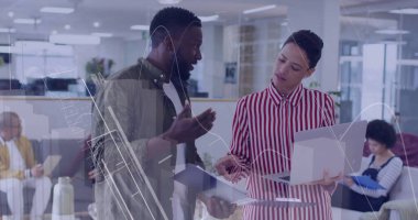 Ofisteki çeşitli iş adamlarıyla ilgili finansal veri işleme resmi. Küresel finans, iş, bağlantılar, hesaplama ve veri işleme kavramı dijital olarak oluşturuldu.