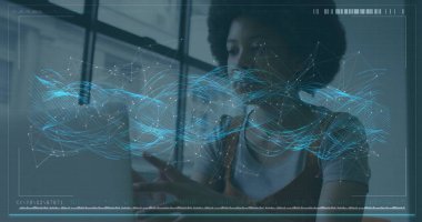 Bilgisayarı kullanan Afro-Amerikan iş kadınının mali veri işleme görüntüsü. Küresel finans, iş, bağlantılar, hesaplama ve veri işleme kavramı dijital olarak oluşturuldu.